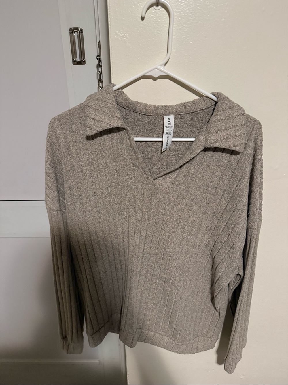 Ribbed V‑Neck Pullover Sweater in Light Grey